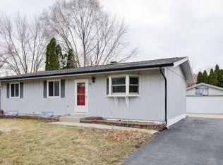 32 Barberry Dr, Crystal Lake, IL 60014