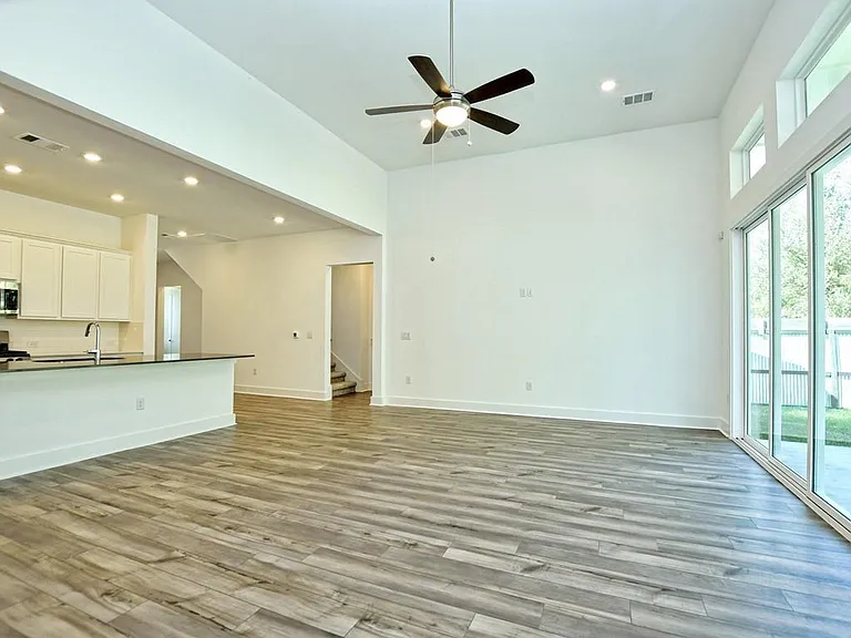 402 Zennia St — Photo 7