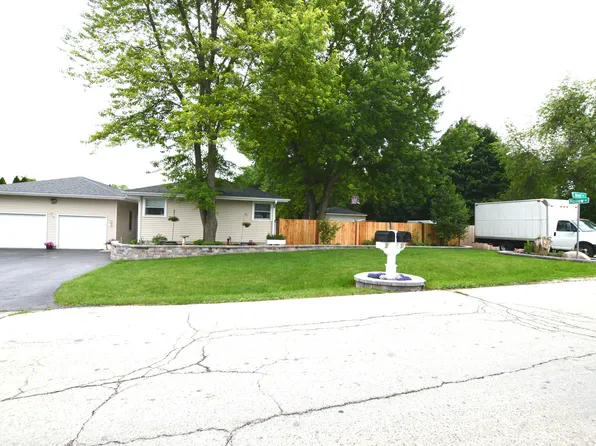 118 N Kent Rd, McHenry, IL 60051