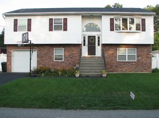 702 Oak Neck Rd, West Islip, NY 11795