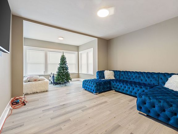 3rd image of 4307 W Drummond Pl