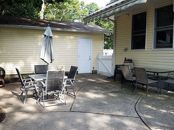 2nd image of 231 Iroquois St