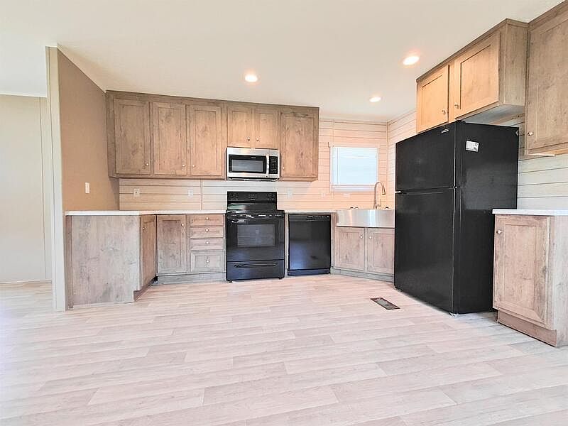 1st image of 321 Dawn Ln