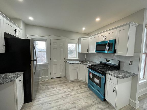 3rd image of 5362 W Oxford St
