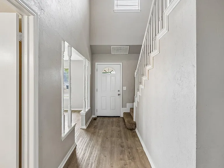 5825 NW 72nd St — Photo 2