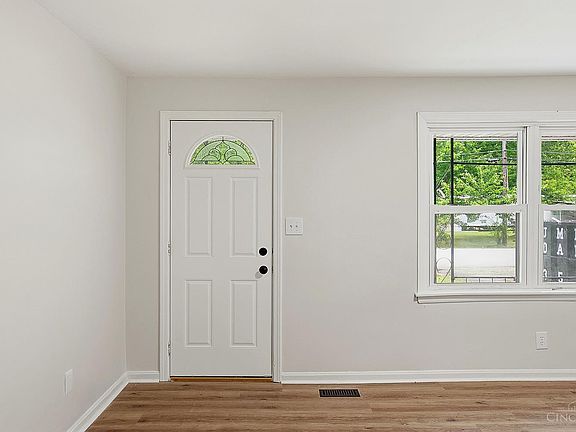 5th image of 2623 Runway Ave
