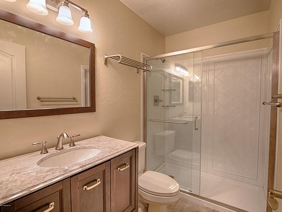 5th image of 921 N 35th Ave