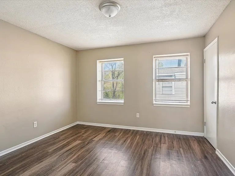TOWNHOMES w/ W/D INCLUDED! Gated 2 Bed / 1.5 Bath Townhomes near Shelby Dr! — Photo 7