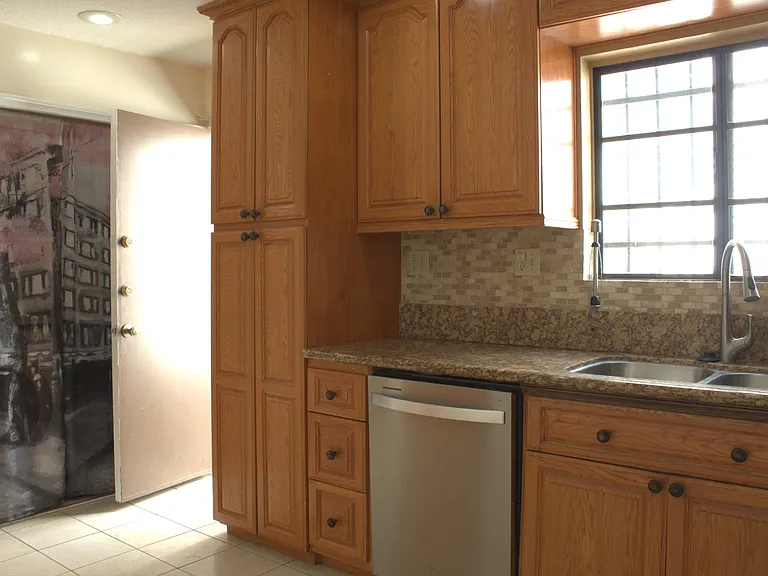 1348 N Orange Dr — Photo 10