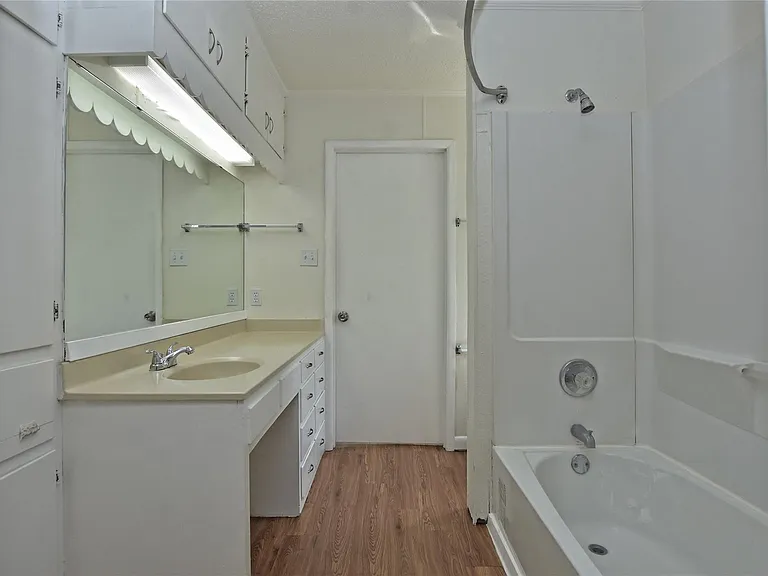 16013 Edwards Dr — Photo 16