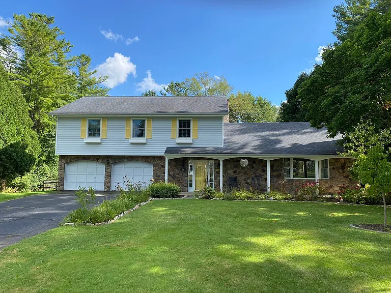 65 Leroi Dr — Photo 1