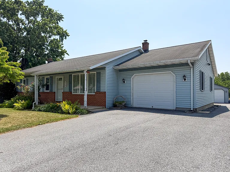 213 Hahnstown Rd — Photo 1