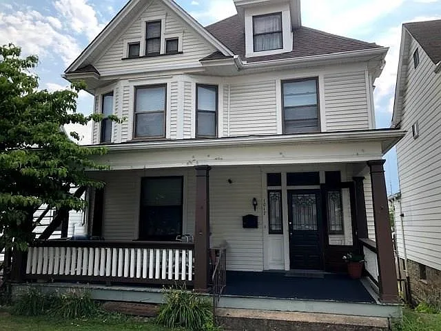1017 Victoria Ave photo 1