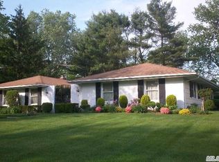 62 Dix Woods Dr, Melville, NY 11747