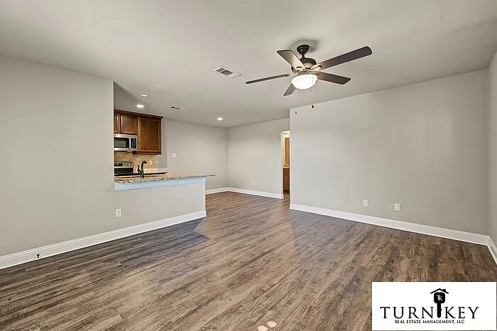3 bed, 2.0 bath, 1090 sqft, $1,595 — Photo 2