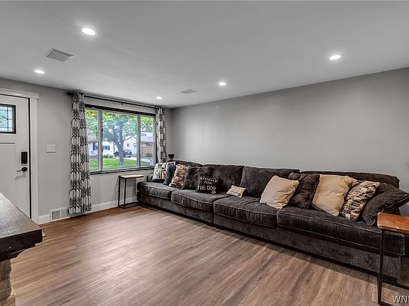 3rd image of 174 Heather Rd