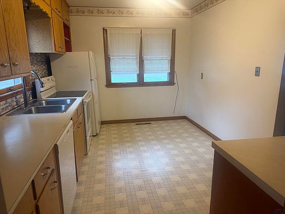 3rd image of 930 Harris St