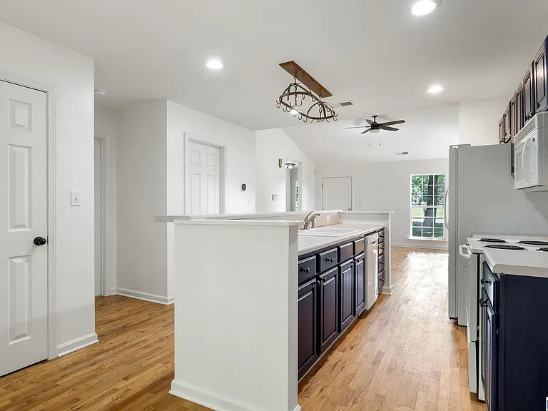 1004 W Walnut St — Photo 11