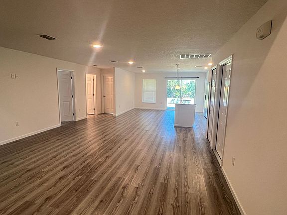 4th image of 2587 Diane Ave SE