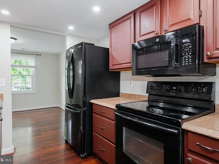 6324 Lightburn Ct — Photo 10