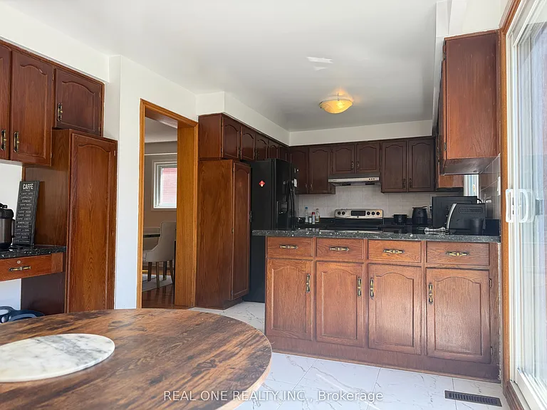 14 Empringham Cres — Photo 6