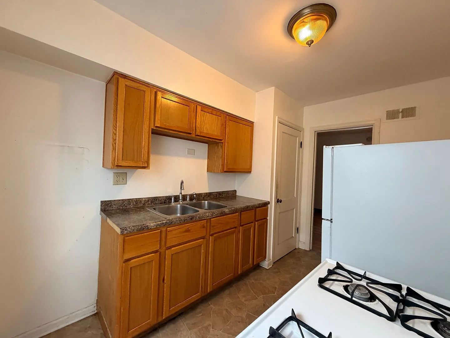 1011 W Locust St — Photo 3