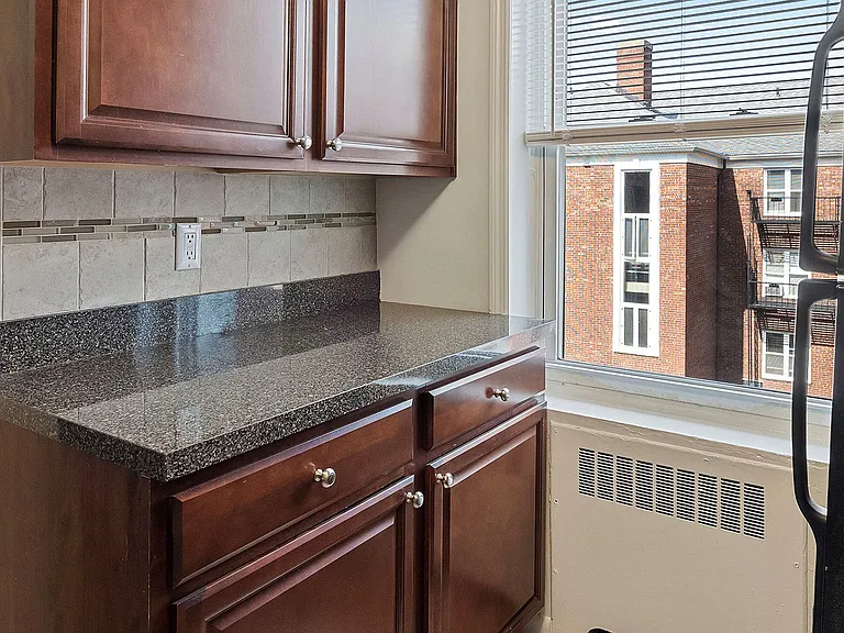 188 Bellevue Ave Apartments — Photo 16