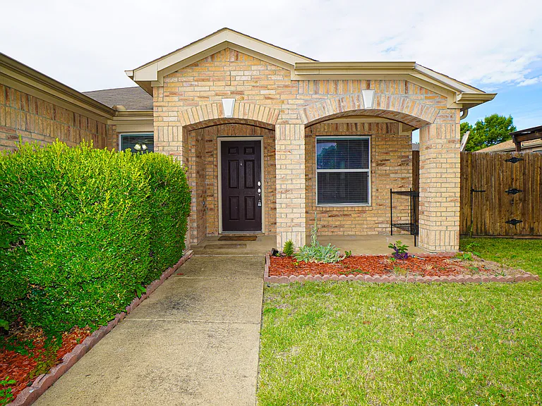 309 Stanford Dr — Photo 2