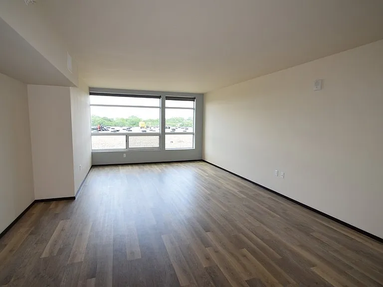Galaxie High Rise Apartments — Photo 3