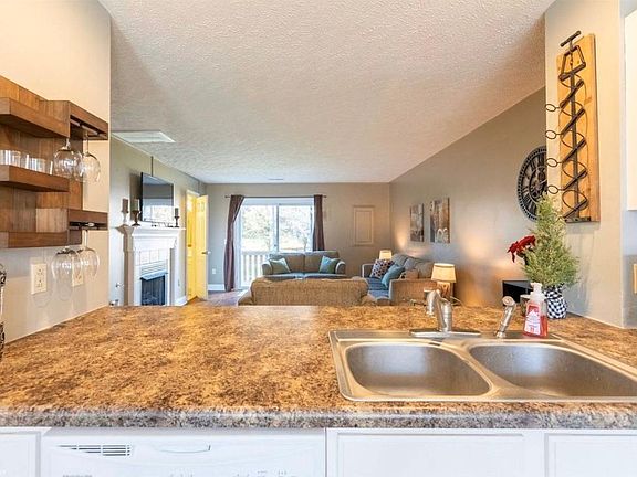 2nd image of 140 Blue Leaf Dr