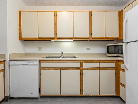 3rd image of 1122 N Clark St APT 1609