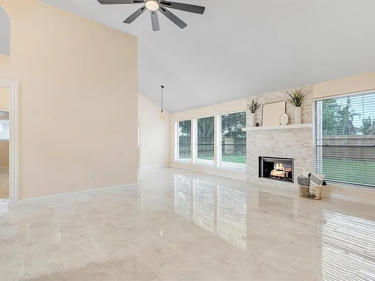 1042 Saint John Dr — Photo 3
