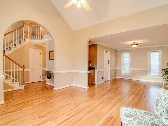 3rd image of 9 Trescott Dr