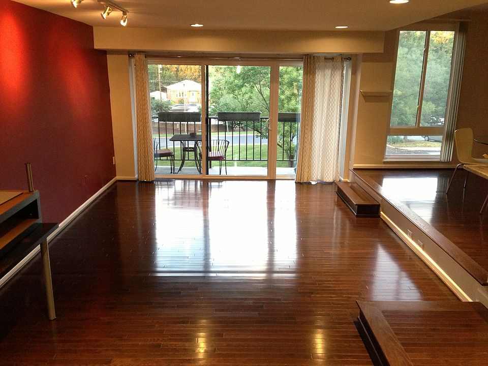 Open concept, sunken living room, hardwood floors, plenty of