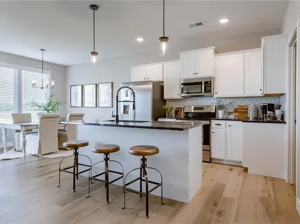 3323 N 109th Ter, Kansas City, KS 66109