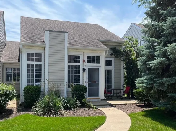 319 E Victoria Cir #319, North Aurora, IL 60542