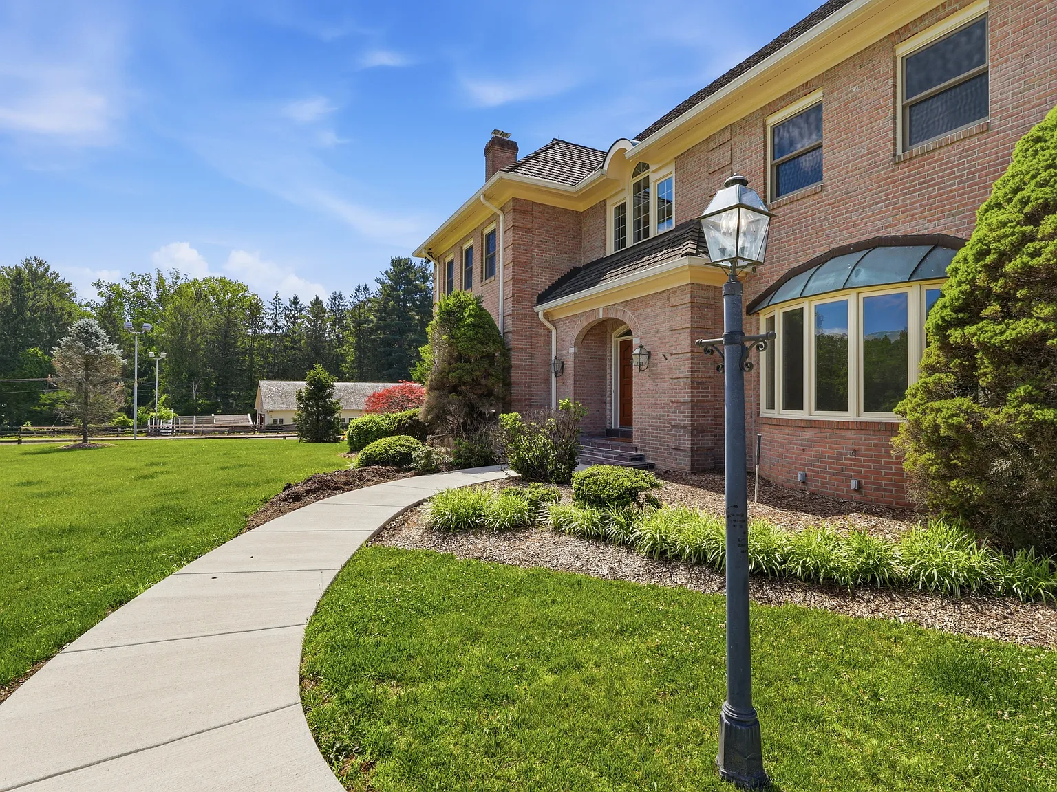 7 bed, 6033 sqft, $7,900 — Photo 2