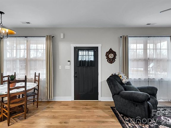 4th image of 549 Castlewood Cir