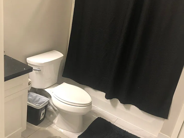 690 King St W #105 — Photo 9