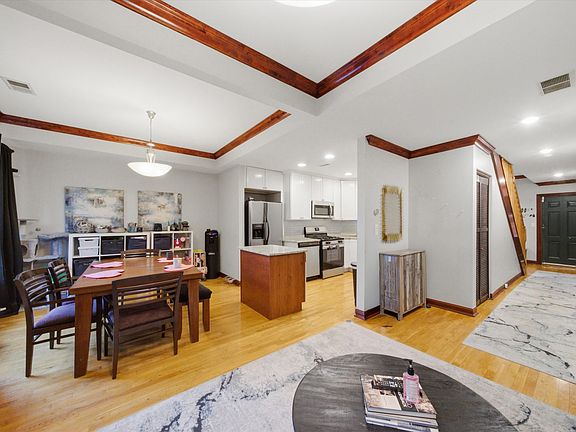 3rd image of 212 E 44th St APT 3