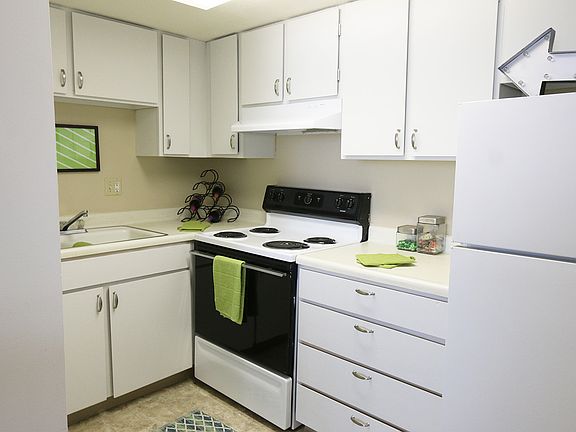 5th image of 2121 Douglas St APT 1602