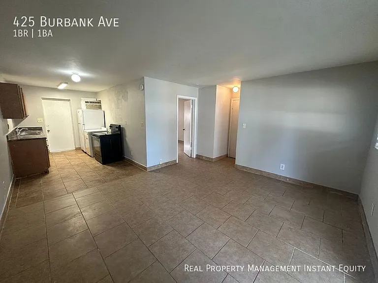 425 Burbank Ave — Photo 4