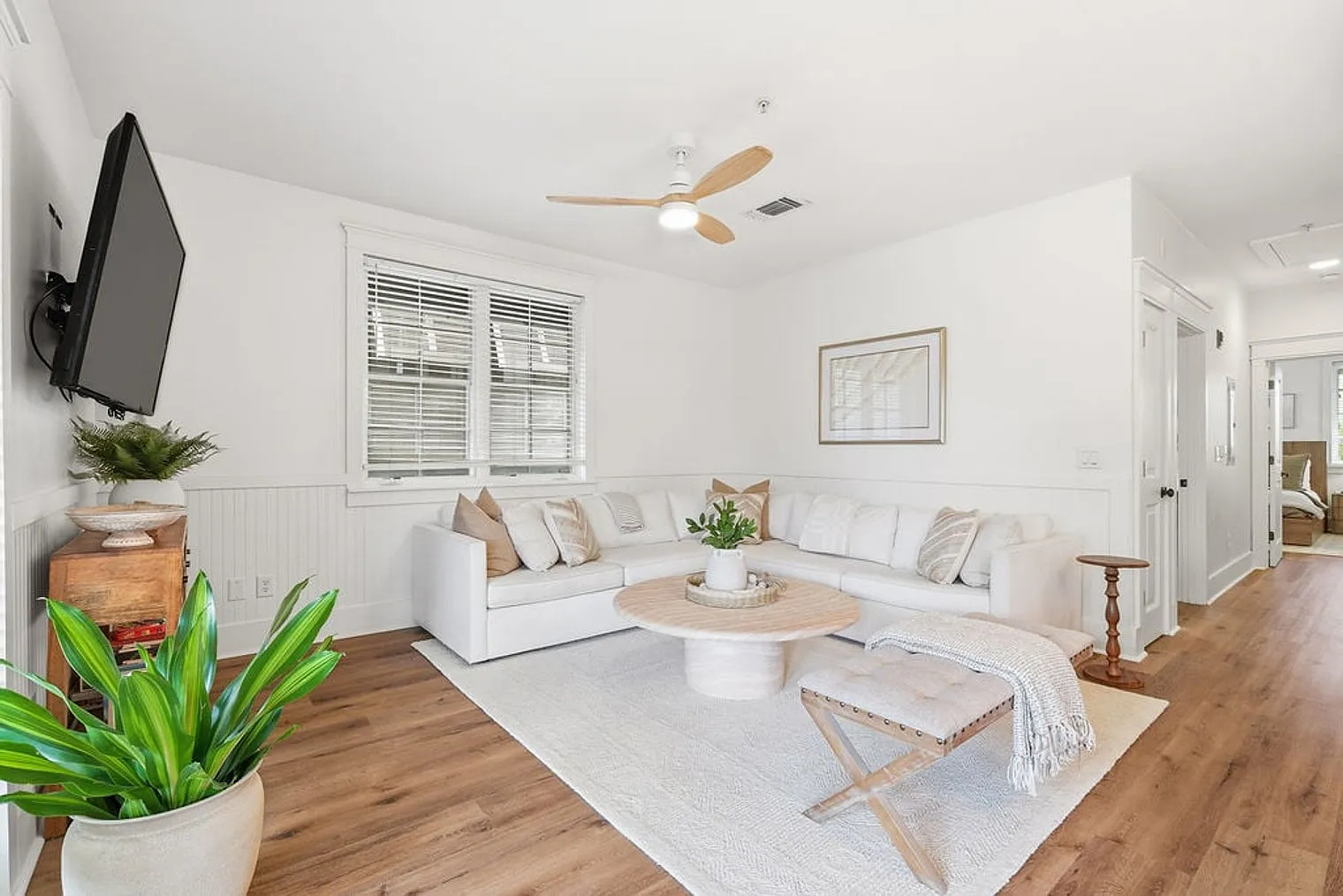 2 bed, 2.0 bath, 1011 sqft, $8,340 — Photo 2
