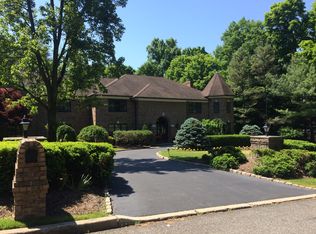 852 High Woods Dr, Franklin Lakes, NJ 07417