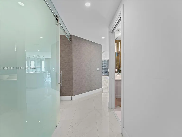 650 NE 32nd St #1201 — Photo 15