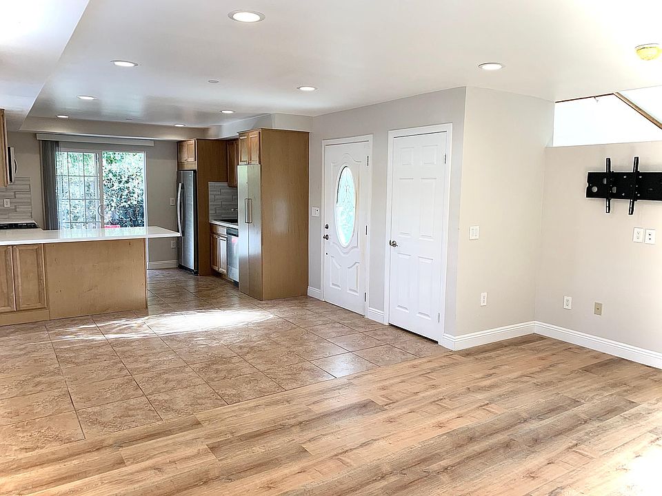 Beautiful bright modern newly renovated duplex