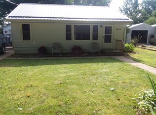 1217 N 3rd St, Manchester, IA 52057