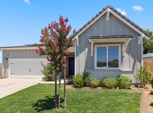 1567 Las Rosas Ave, Clovis, CA