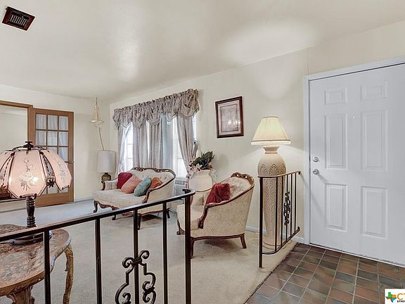 4th image of 602 Candlelight Ln