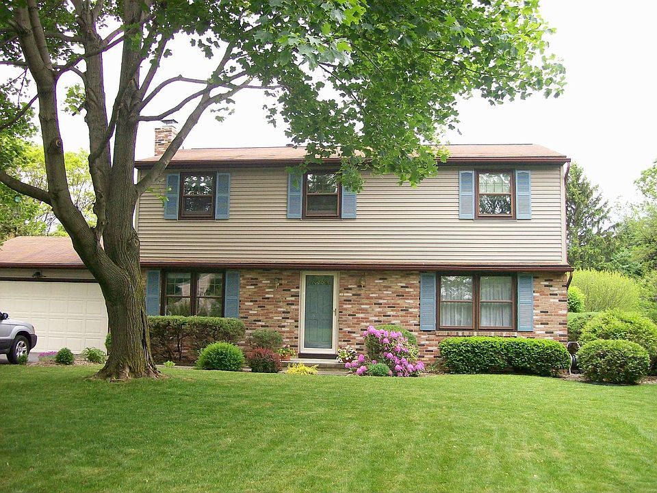 Wonderfully maintained family home in Perinton